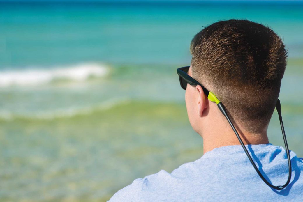 Man wearing FINZ eyeglass retainer at the beach