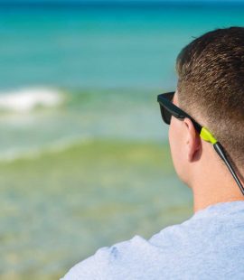 Man wearing FINZ eyeglass retainer at the beach